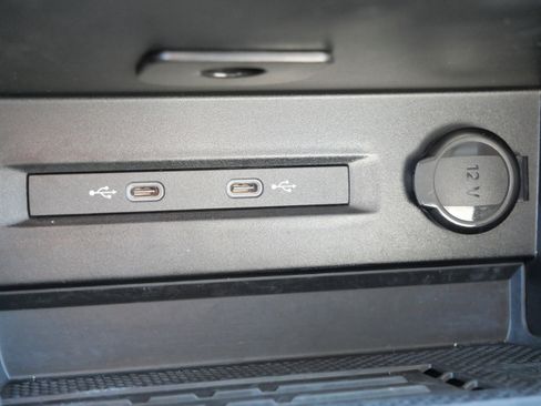 Certified 2025 Volkswagen Taos SE image 30