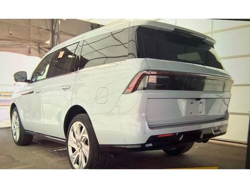 Used 2025 Lincoln Navigator Black Label AWD/4WD image 4