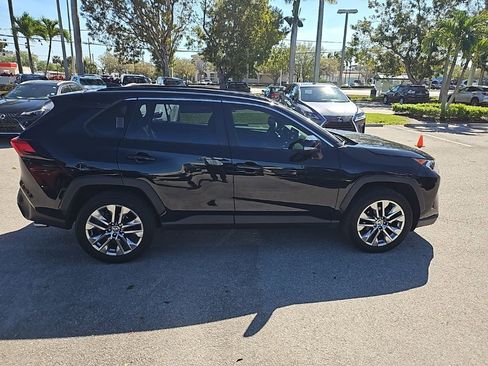 Used 2020 Toyota RAV4 XLE Premium image 6