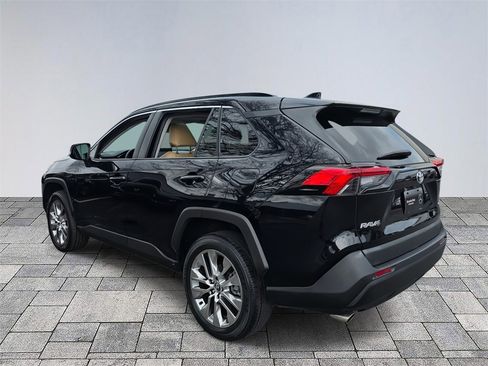 Used 2020 Toyota RAV4 XLE Premium image 5