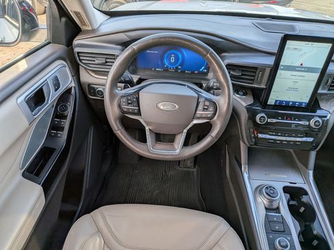 Certified 2021 Ford Explorer Platinum w/ Equipment Group 601A image 18