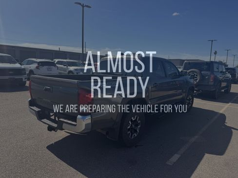 Used 2018 Toyota Tacoma TRD Off-Road AWD/4WD image 4