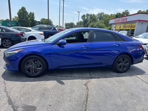 Used 2022 Hyundai Elantra SEL w/ Convenience Package FWD image 3