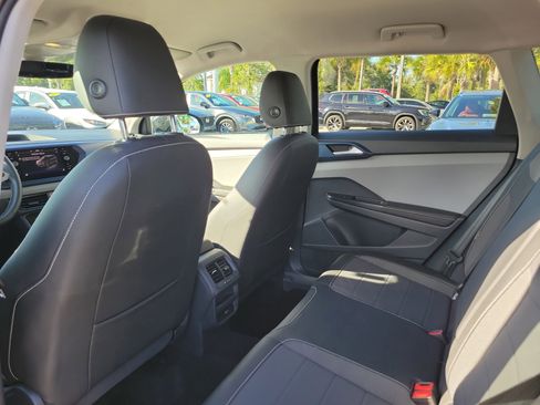 Used 2024 Volkswagen Taos SE image 6