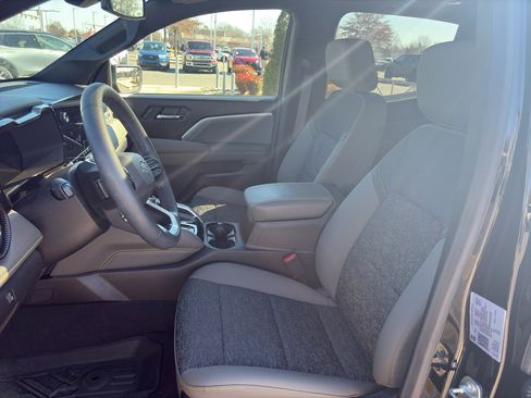 Used 2024 Chevrolet Colorado ZR2 w/ Technology Package image 12