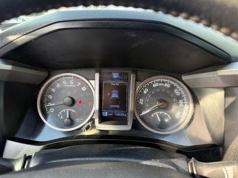 Used 2018 Toyota Tacoma SR5 AWD/4WD image 32