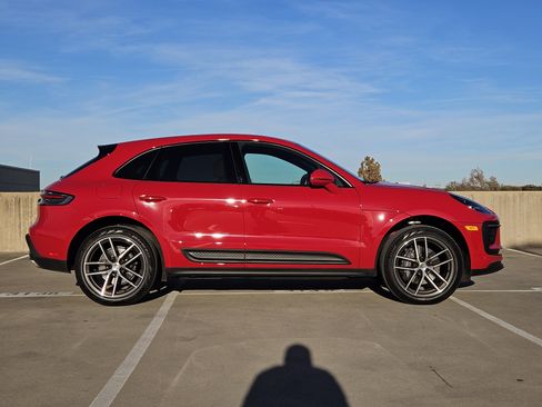 Certified 2025 Porsche Macan image 9