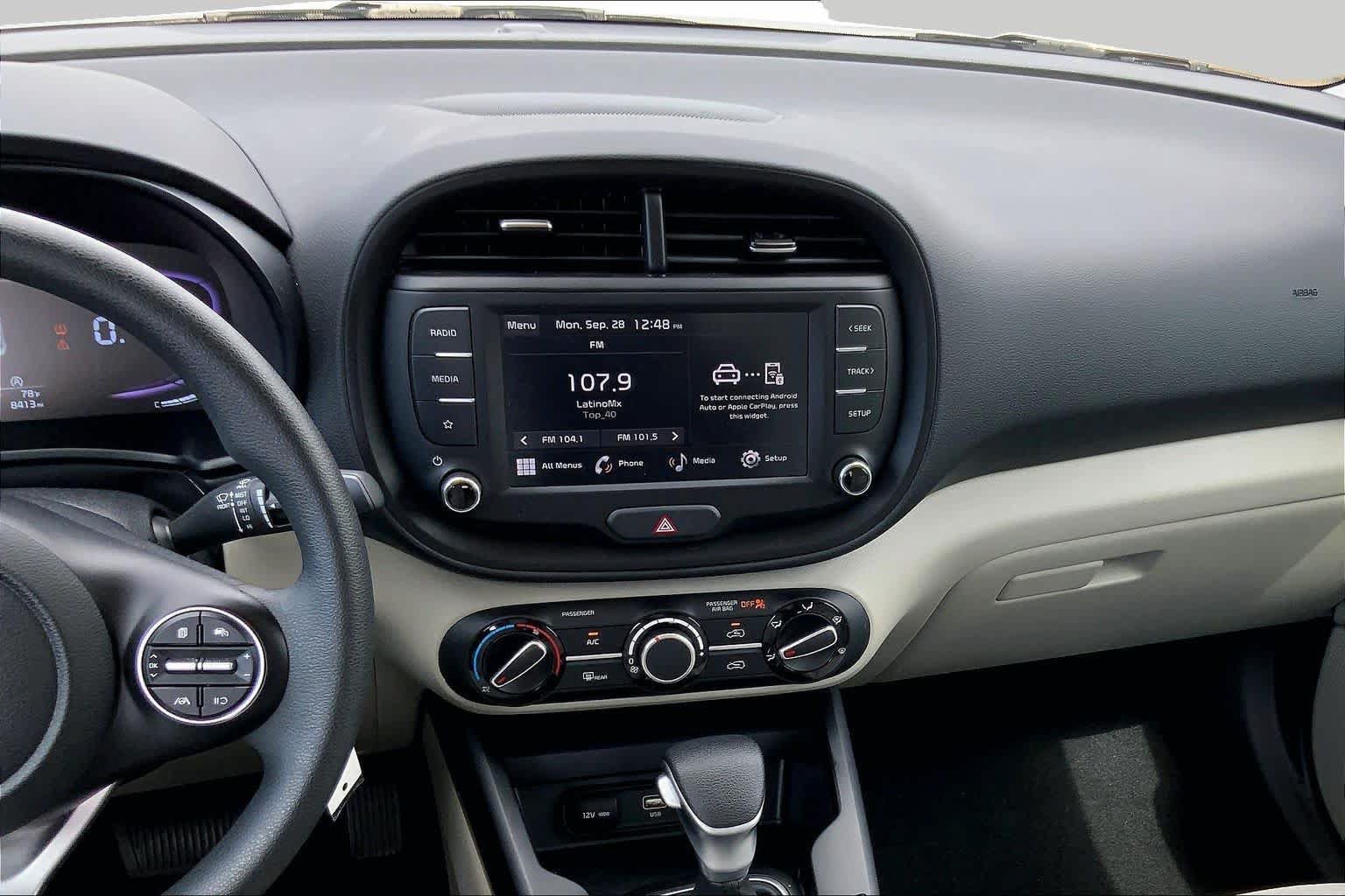 Used 2025 Kia Soul LX w/ LX Technology Package FWD image 7