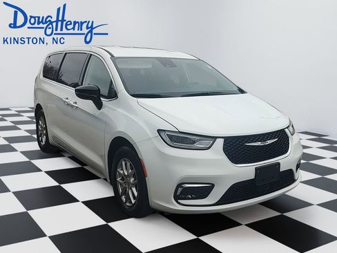 Used 2024 Chrysler Pacifica Touring-L FWD image 7