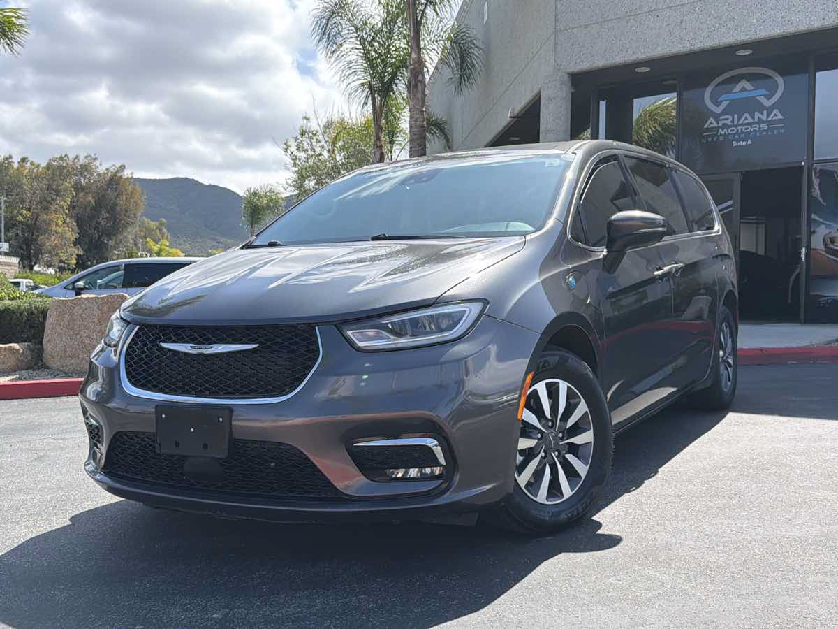 Used 2023 Chrysler Pacifica Touring-L FWD image 6