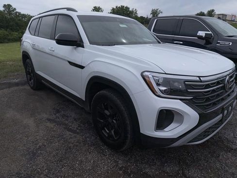 Used 2025 Volkswagen Atlas Peak Edition SE AWD/4WD image 8