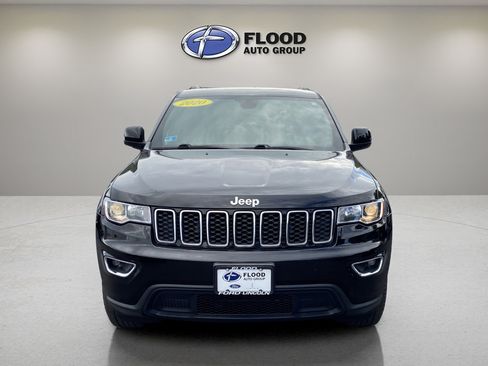 Used 2020 Jeep Grand Cherokee Laredo image 2
