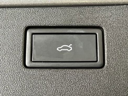 Certified 2025 Volkswagen Tiguan SE FWD image 6