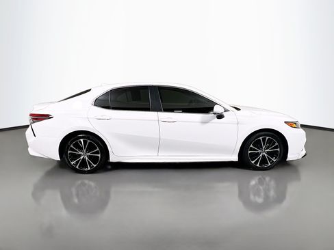 Used 2019 Toyota Camry SE FWD image 3