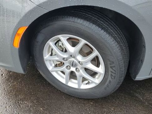 Certified 2025 Chrysler Pacifica Select image 4