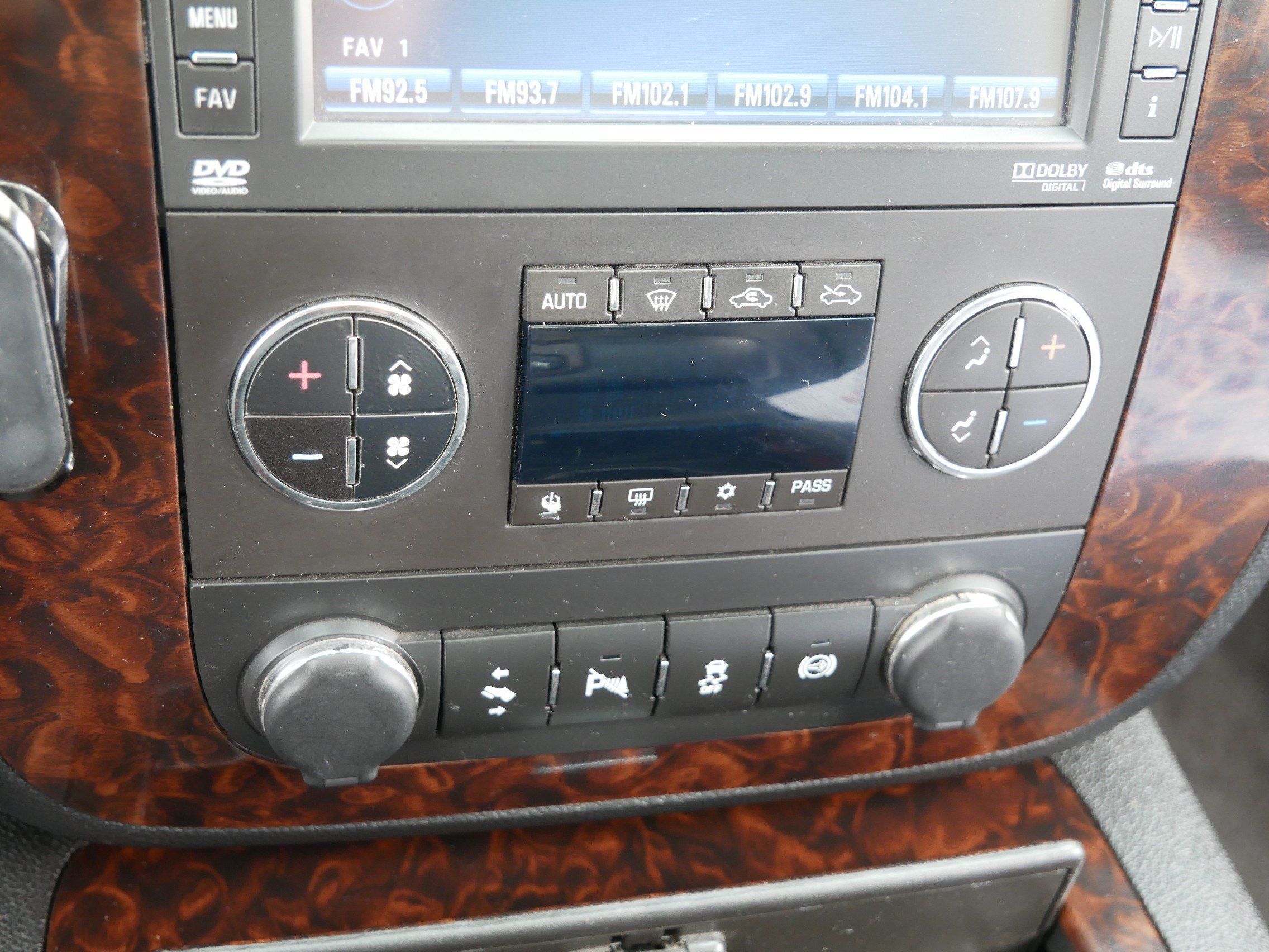 Used 2014 GMC Sierra 2500 Denali w/ Suspension Package, Off-Road AWD/4WD image 23