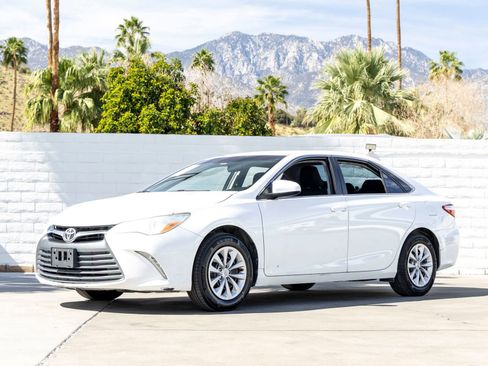 Used 2015 Toyota Camry LE image 1