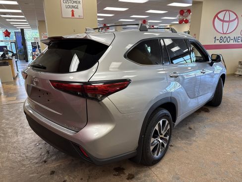 Used 2022 Toyota Highlander XLE AWD/4WD image 10
