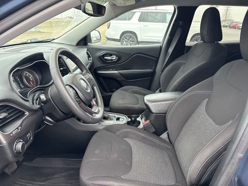 Used 2021 Jeep Cherokee Latitude w/ Mopar Interior Package AWD/4WD image 9