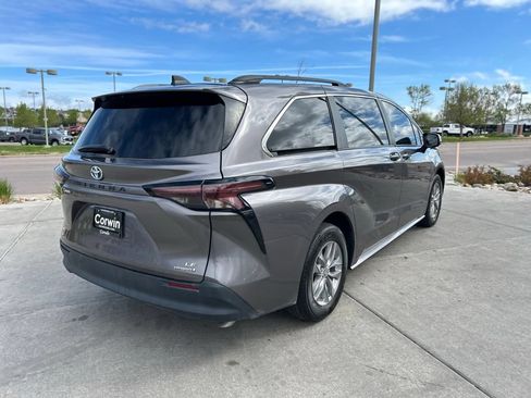 Used 2024 Toyota Sienna LE w/ LE Plus Package AWD/4WD image 7