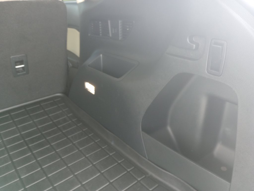 Certified 2018 Ford Edge SE FWD image 16