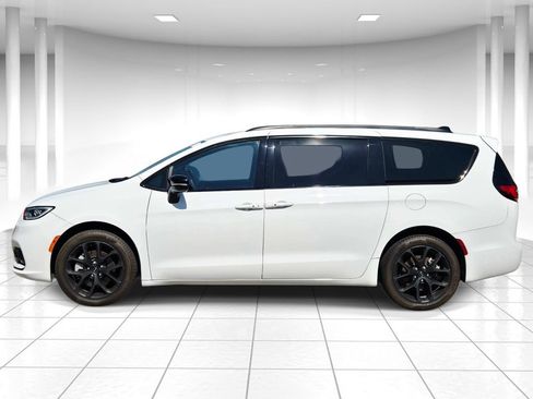 Certified 2024 Chrysler Pacifica Limited w/ S Appearance Package AWD/4WD image 6