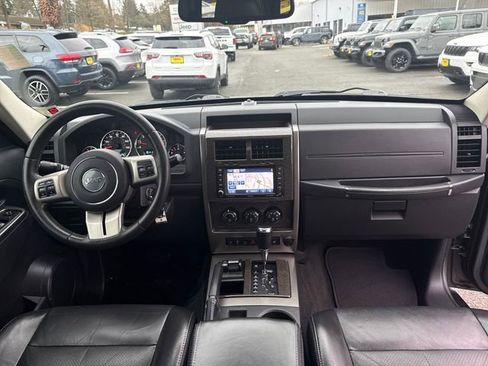 Used 2012 Jeep Liberty Limited Jet w/ Comfort/Convenience Group image 11