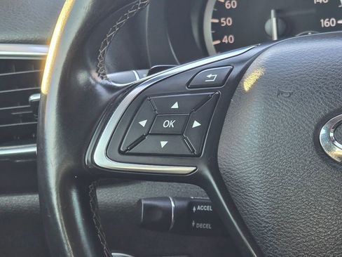 Used 2017 INFINITI QX30 Sport image 18