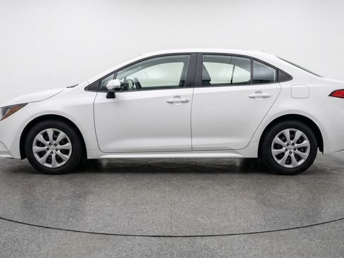 Used 2025 Toyota Corolla LE FWD image 5