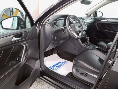 Used 2023 Volkswagen Tiguan SE FWD image 3