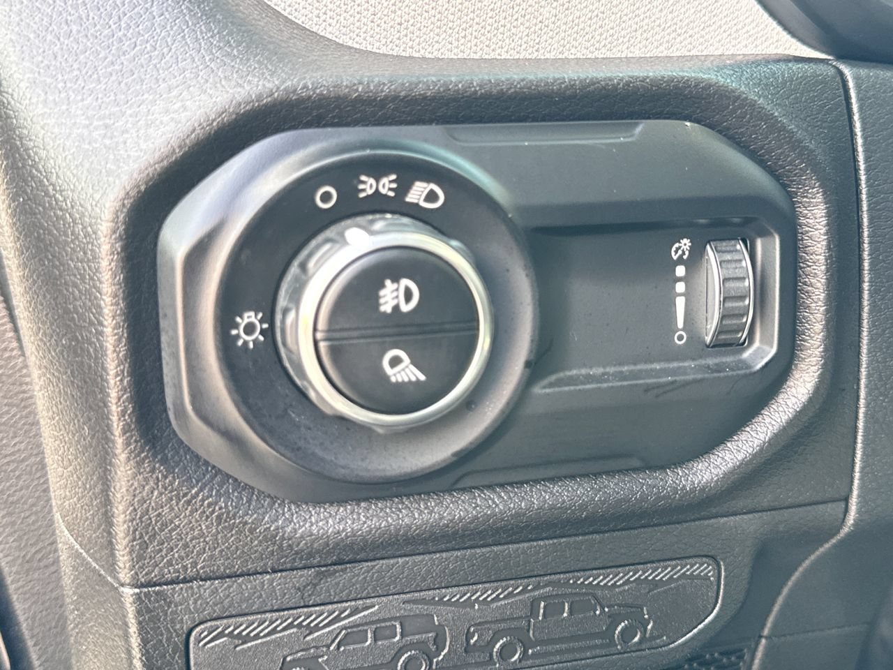 Certified 2025 Jeep Gladiator Sport AWD/4WD image 16