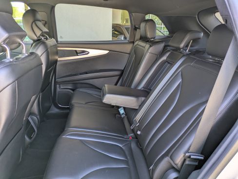 Used 2019 Lincoln Nautilus Premier image 15