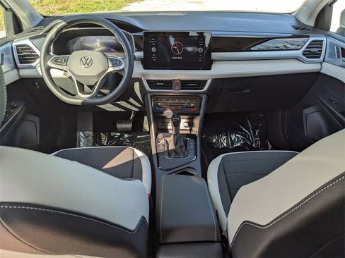 New 2025 Volkswagen Taos SE image 15
