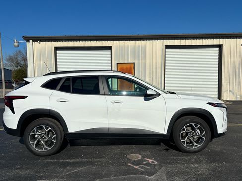 Used 2025 Chevrolet Trax LT w/ Driver Confidence Package image 30