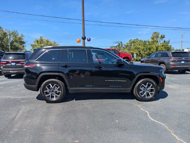 New 2027 Jeep Grand Cherokee Laredo X RWD image 4