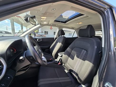 Used 2025 Hyundai Venue SEL FWD image 4