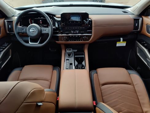 New 2025 Nissan Pathfinder Platinum image 11