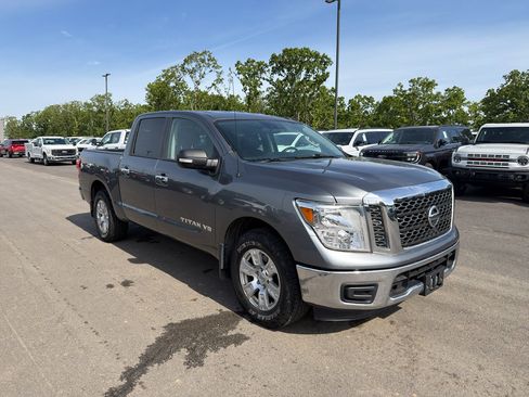 Used 2018 Nissan Titan SV image 4