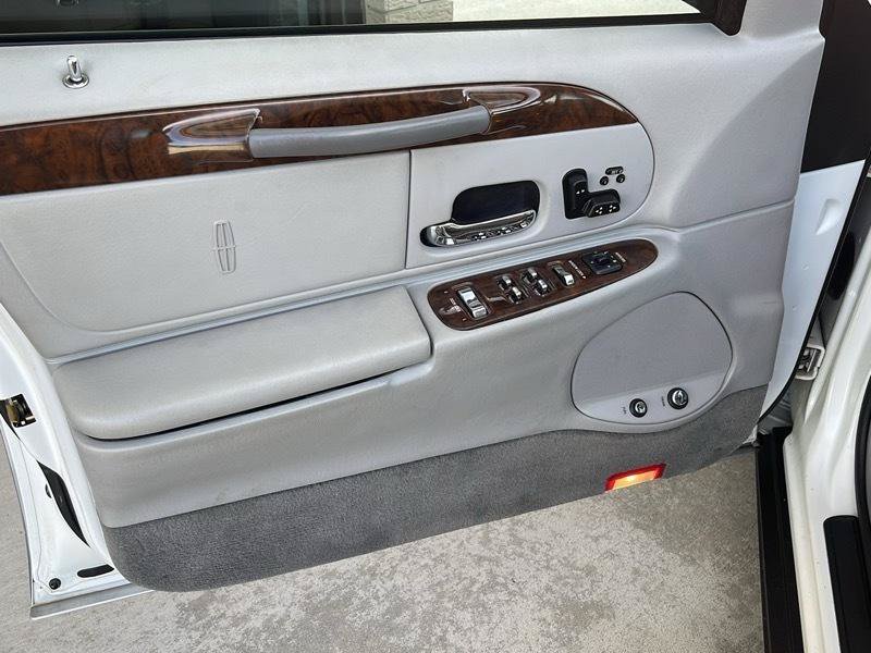 Used 1999 Lincoln Town Car Signature RWD image 26