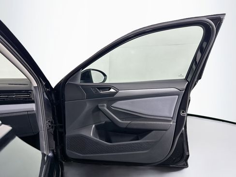 Used 2025 Volkswagen Jetta SE FWD image 31