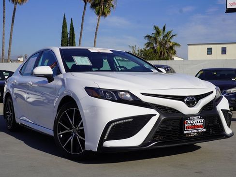 Used 2023 Toyota Camry SE image 2