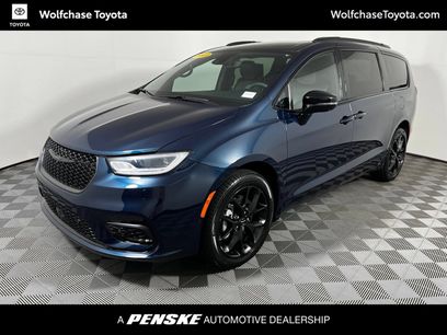 Used 2023 Chrysler Pacifica Limited w/ Uconnect Theater Family Group