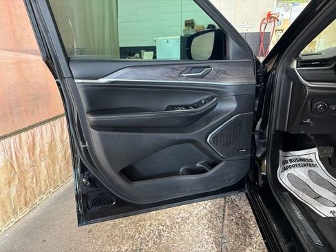 Used 2023 Jeep Grand Cherokee Overland AWD/4WD image 13
