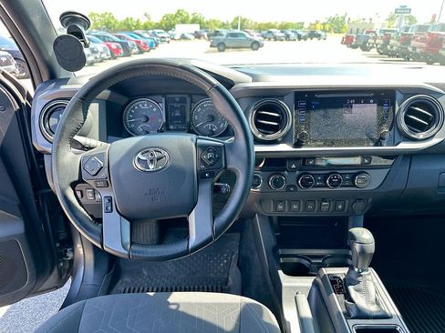 Used 2017 Toyota Tacoma TRD Off-Road w/ Premium & Technology Package AWD/4WD image 19