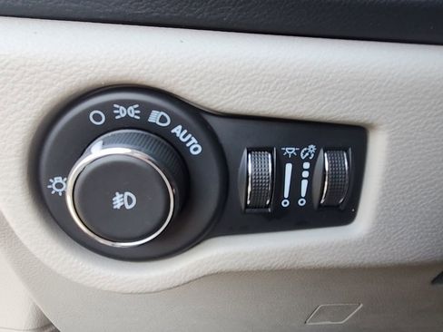 Certified 2023 Chrysler Pacifica Touring-L image 35