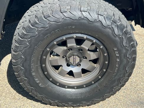 Used 2017 Toyota Tacoma TRD Off-Road AWD/4WD image 18