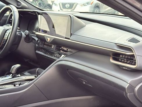 Certified 2024 Toyota Crown Limited image 31