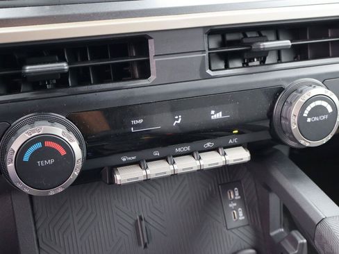 Used 2025 Toyota Tacoma SR5 AWD/4WD image 31