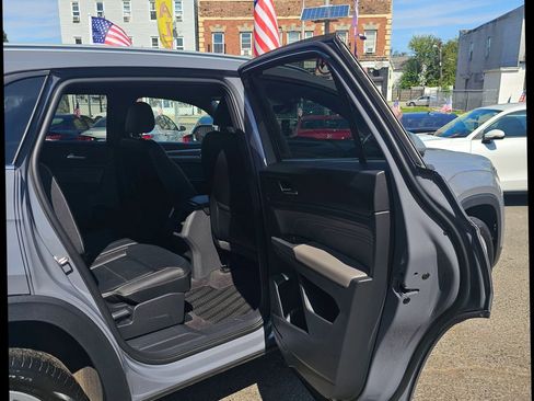 Used 2021 Volkswagen Atlas Cross Sport SE w/ Panoramic Sunroof Package image 10