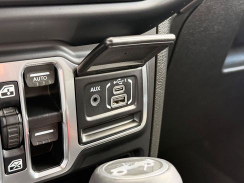 Used 2019 Jeep Wrangler Unlimited Sahara w/ Uconnect 4C Nav & Sound Group AWD/4WD image 34